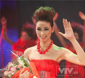 Huyền Trang trong đêm đăng quang Vietnam’s Next Top Model 2010